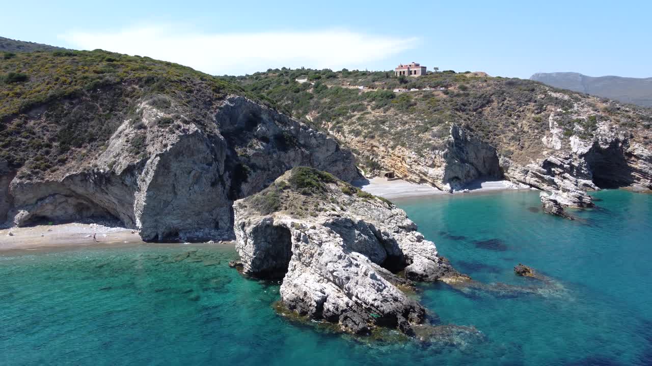 vista aérea de la rocosa playa de kaladi con aguas turquesas en la isla de kitira, grecia