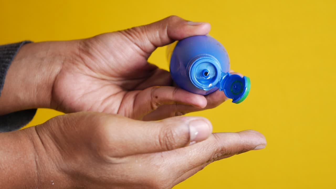 manos sosteniendo una botella de aceite