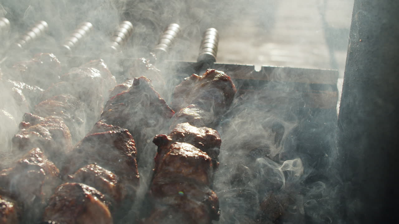 야외에서 요리하는 시시 케 ⁇ . 햄과 치즈로 감자를  ⁇ 는 것