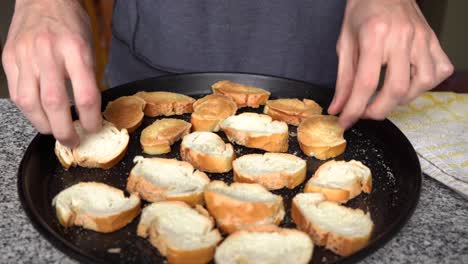 Mann-Dreht-Das-Aromatisierte-Brot-Auf-Dem-Tablett,-Um-Es-Im-Ofen-Zu-Toasten