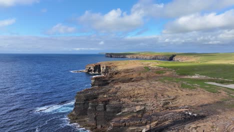 Vista-Aérea-De-Los-Acantilados-Y-El-Paisaje,-La-Pintoresca-Costa-De-Escocia,-Gran-Bretaña.