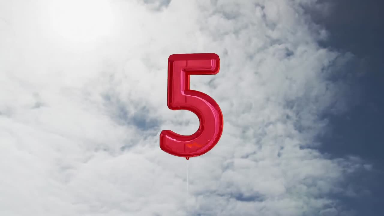 animación de un globo rojo número cinco sobre el cielo en el fondo.