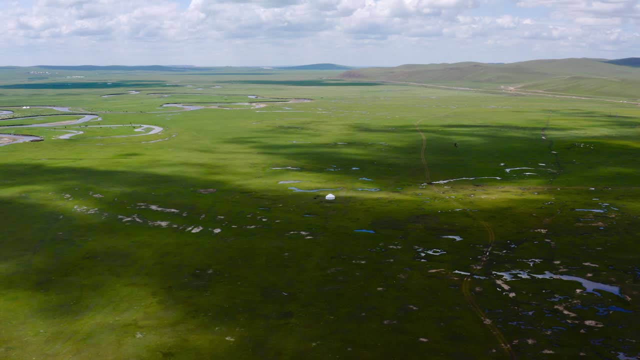 las nubes proyectan sombras en las llanuras de inundación del río en la orilla del río mongol, dron