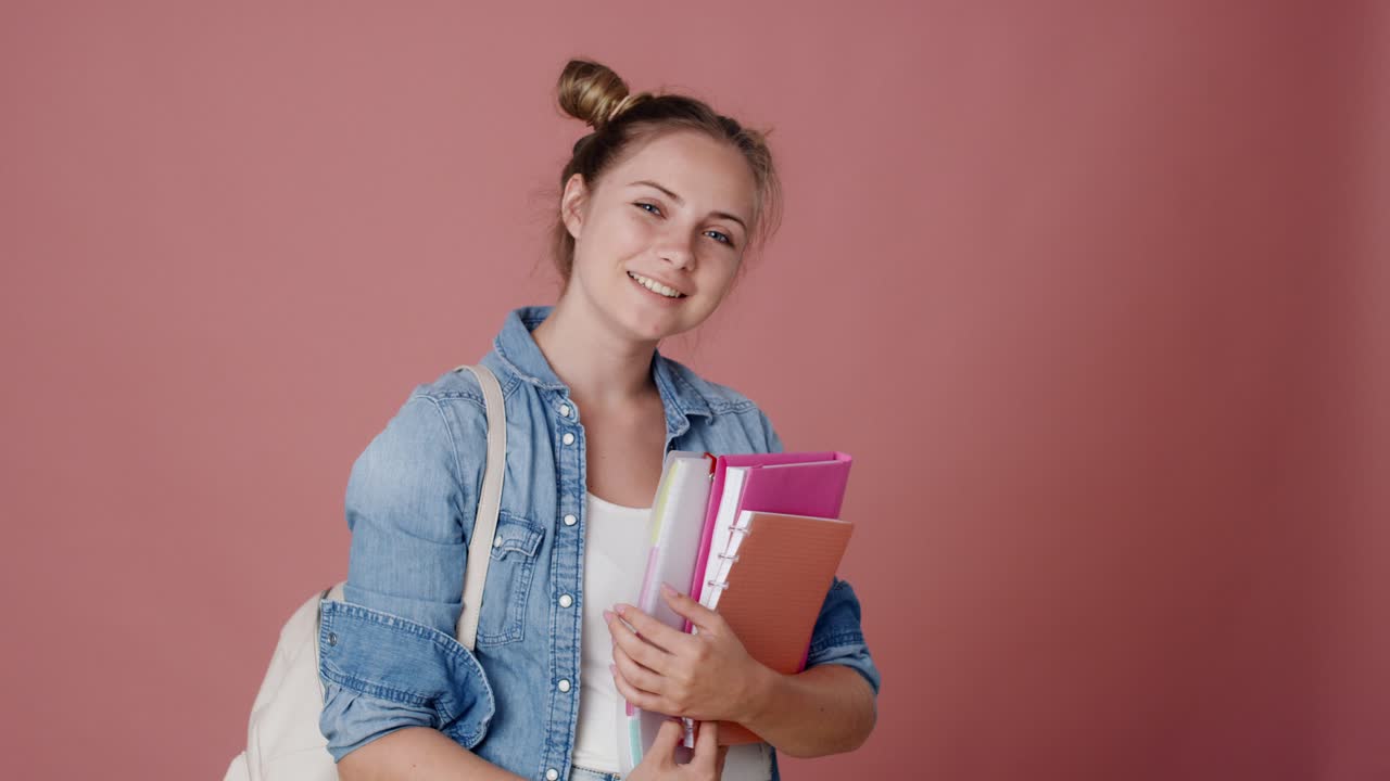 retrato de una adolescente caucásica llevando una mochila y libros.