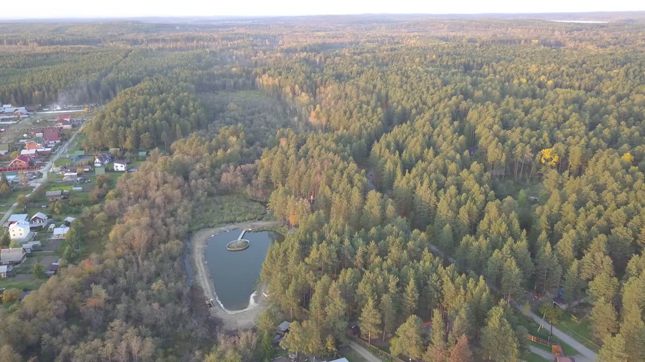 воздушный вид на сельский ландшафт с прудом в форме сердца