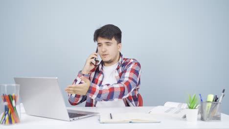 Hombre-Usando-Una-Computadora-Portátil-Hablando-Nerviosamente-Por-Teléfono.