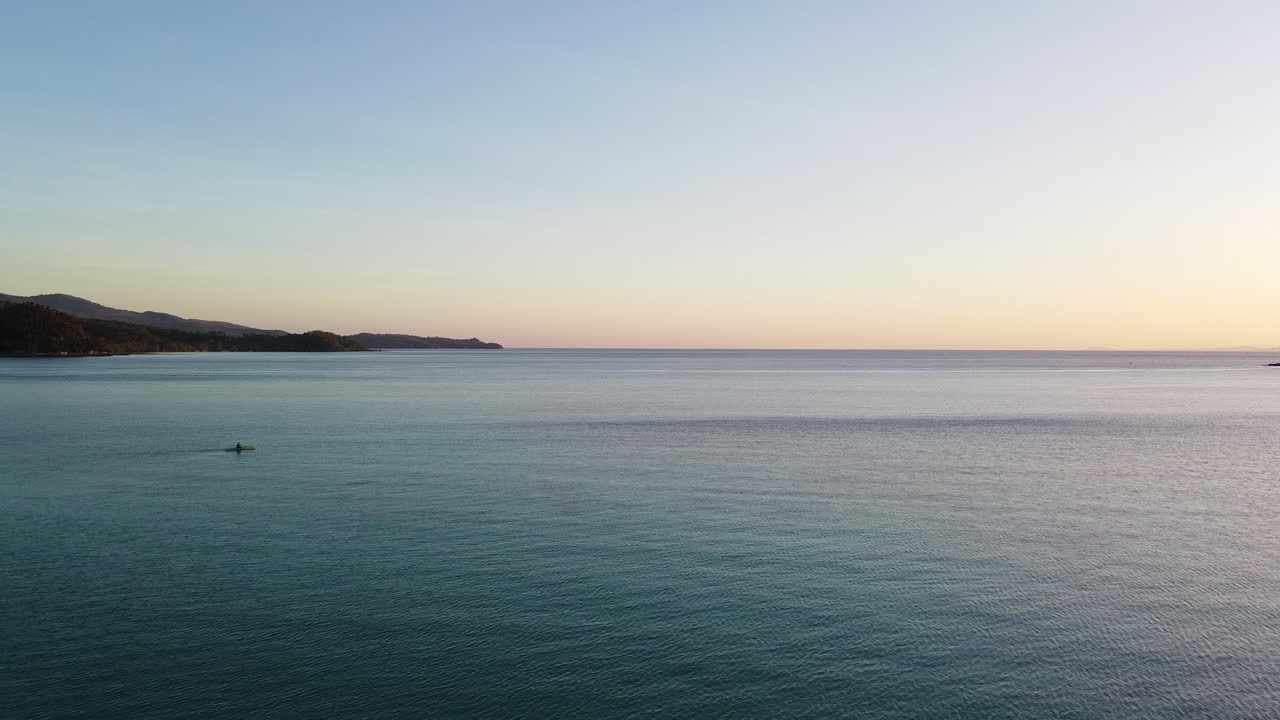 평화로운 푸른 바다에서 카약 타기