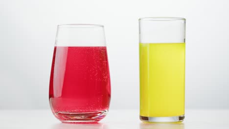 dos vasos de bebidas gaseosas