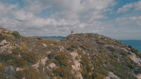 Torre-Di-Porto-Giunco,-Sardinien:-An-Einem-Sonnigen-Tag-Den-Berg-Hinauffliegen,-Um-Den-Berühmten-Turm-Zu-Erreichen