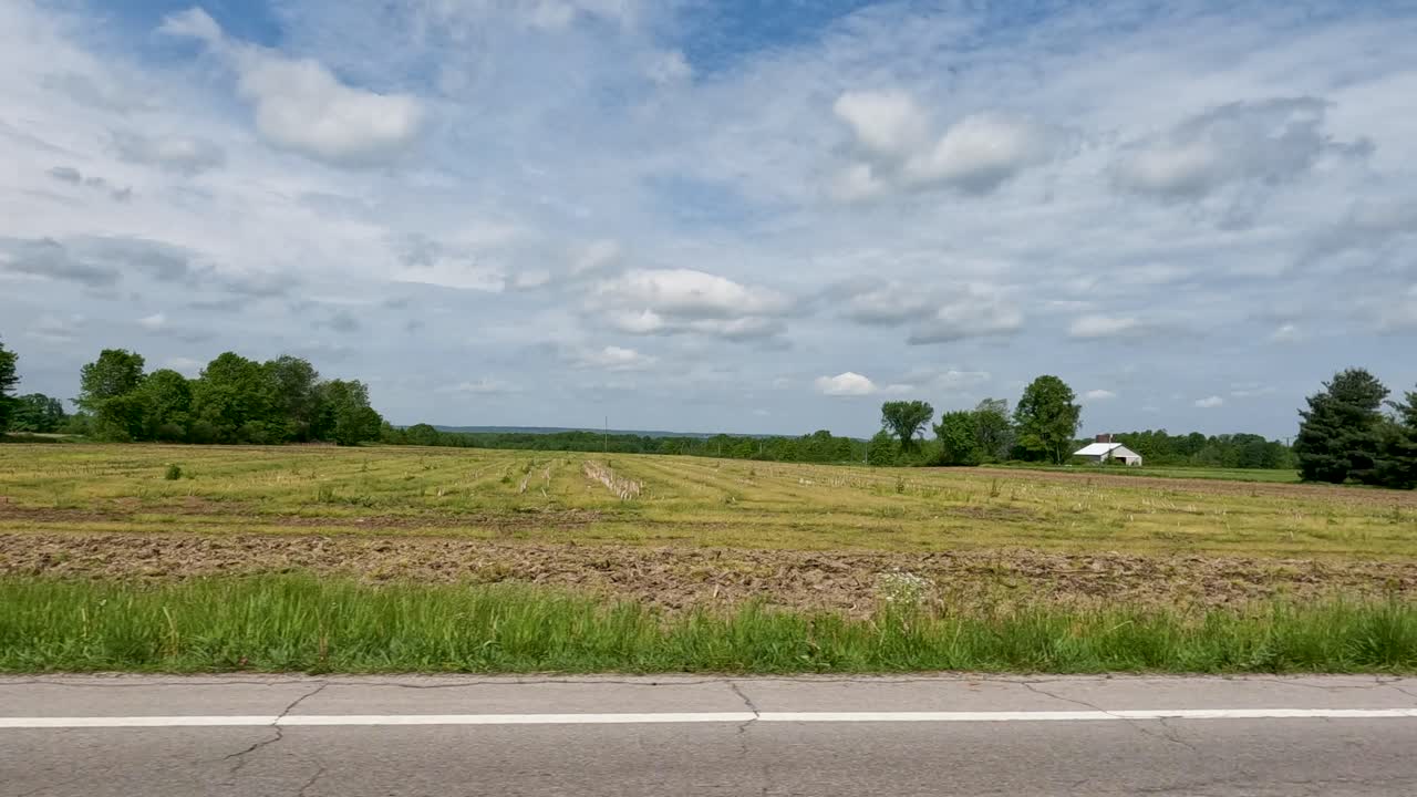 시골 지역에서 움직이는 차창을 통해 이루어진 측면 추적 기록