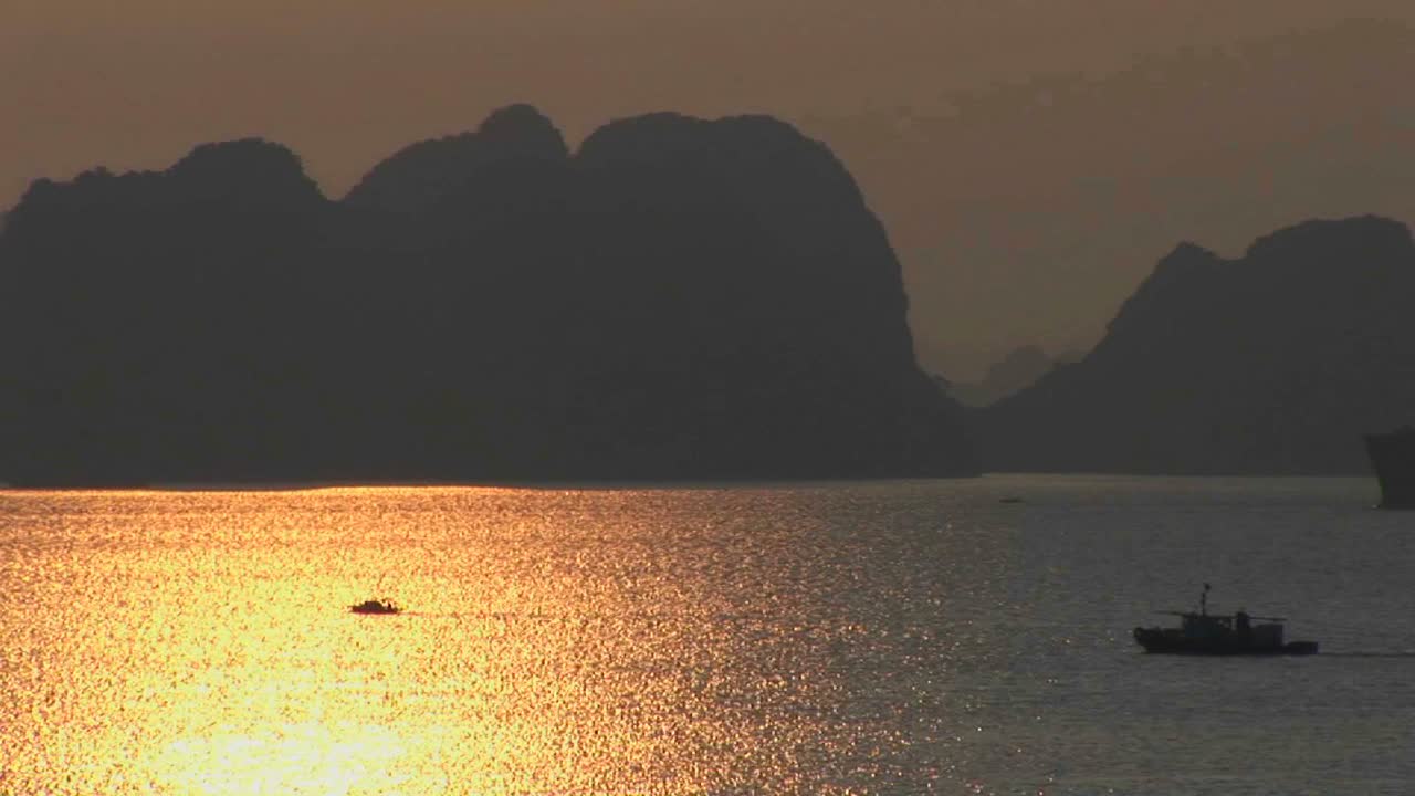 베트남 하롱베이의 아름다운 일몰