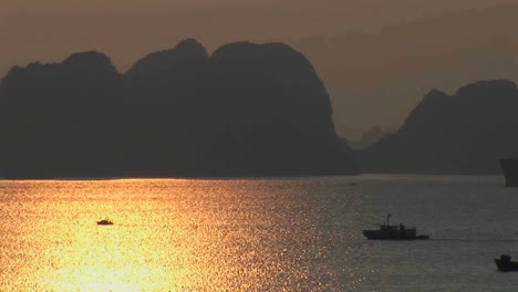 Una-Hermosa-Atardecer-Sobre-La-Bahía-De-Ha-Long-En-Vietnam