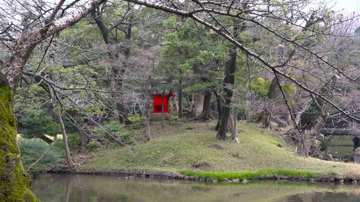 Santuario buddista rosso nei giardini Koishikawa Korakuen in inverno