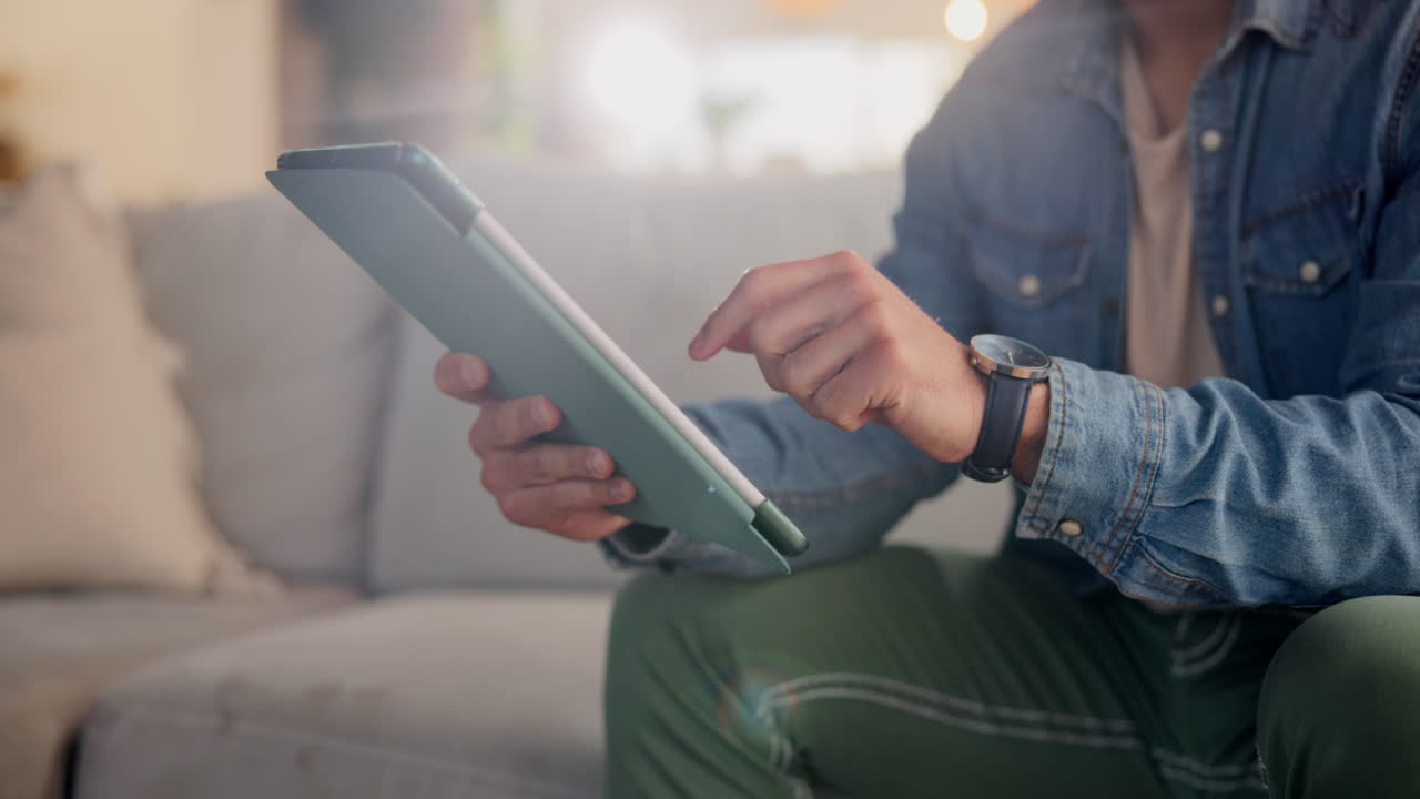 집에서 태블릿을 사용하는 남자