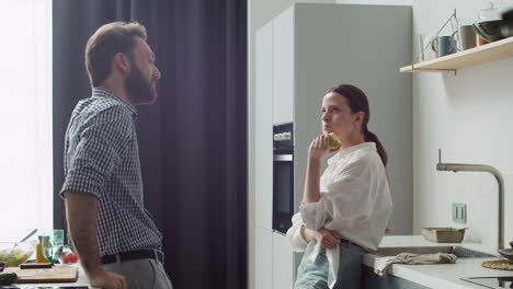 Happy-Couple-Chatting-In-A-Modern-Style-Kitchen