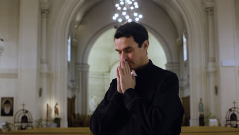 sacerdote en la iglesia