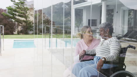 enfermera caucásica sonriente con una paciente anciana con espacio de copia, cámara lenta