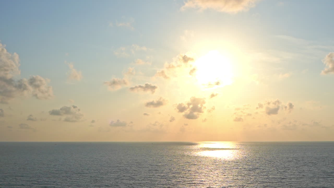 열대 바다 위의 저녁 햇살과 끝없는 지평선