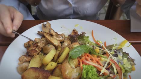 Eating-healthy-salad-with-fried-chicken