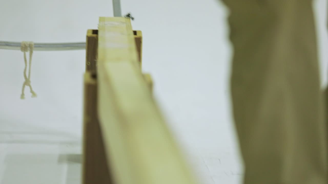 방송 스튜디오에서 무대의 초기 부품을 조립하고 있는 제작진