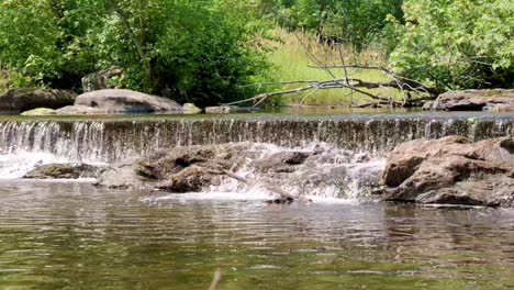 Weitwinkelaufnahme-Eines-Kurzen-Wasserfalls-In-Zeitlupe