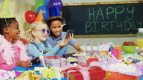 niños celebrando su cumpleaños con regalos y pastel sobre animación de confeti