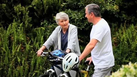 Älteres-Paar-Mit-Zwei-Fahrrädern