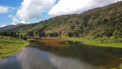 Drohnenaufnahmen-Vom-See-In-Ayacucho,-Peru