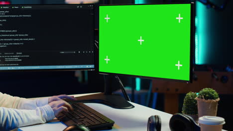 Administrator-Installiert-Verstärkten-Code-Auf-Chroma-Key-PC,-Um-Cyber-Angriffe-Zu-Verhindern