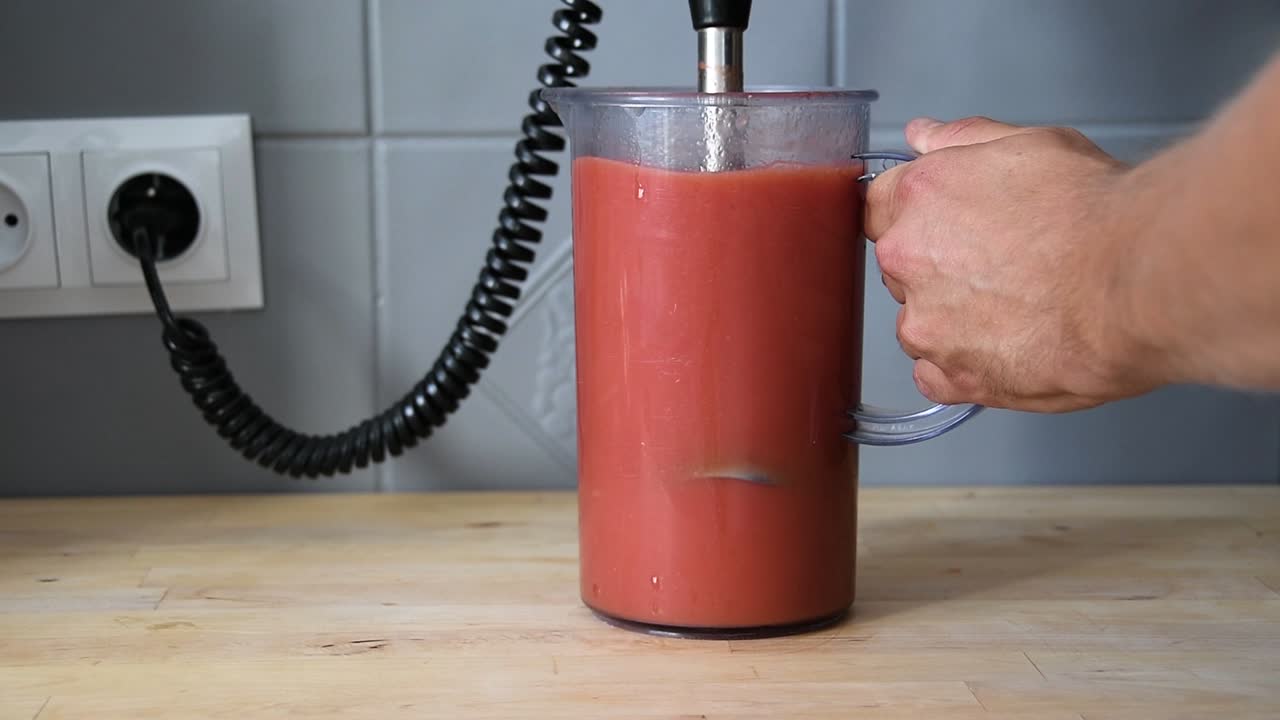 이탈리아 스타일의 피자를 요리하기 위해 수제 토마토를 혼합하는 남성 손 클로즈업