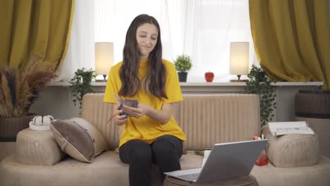 una estudiante feliz ganando dinero.