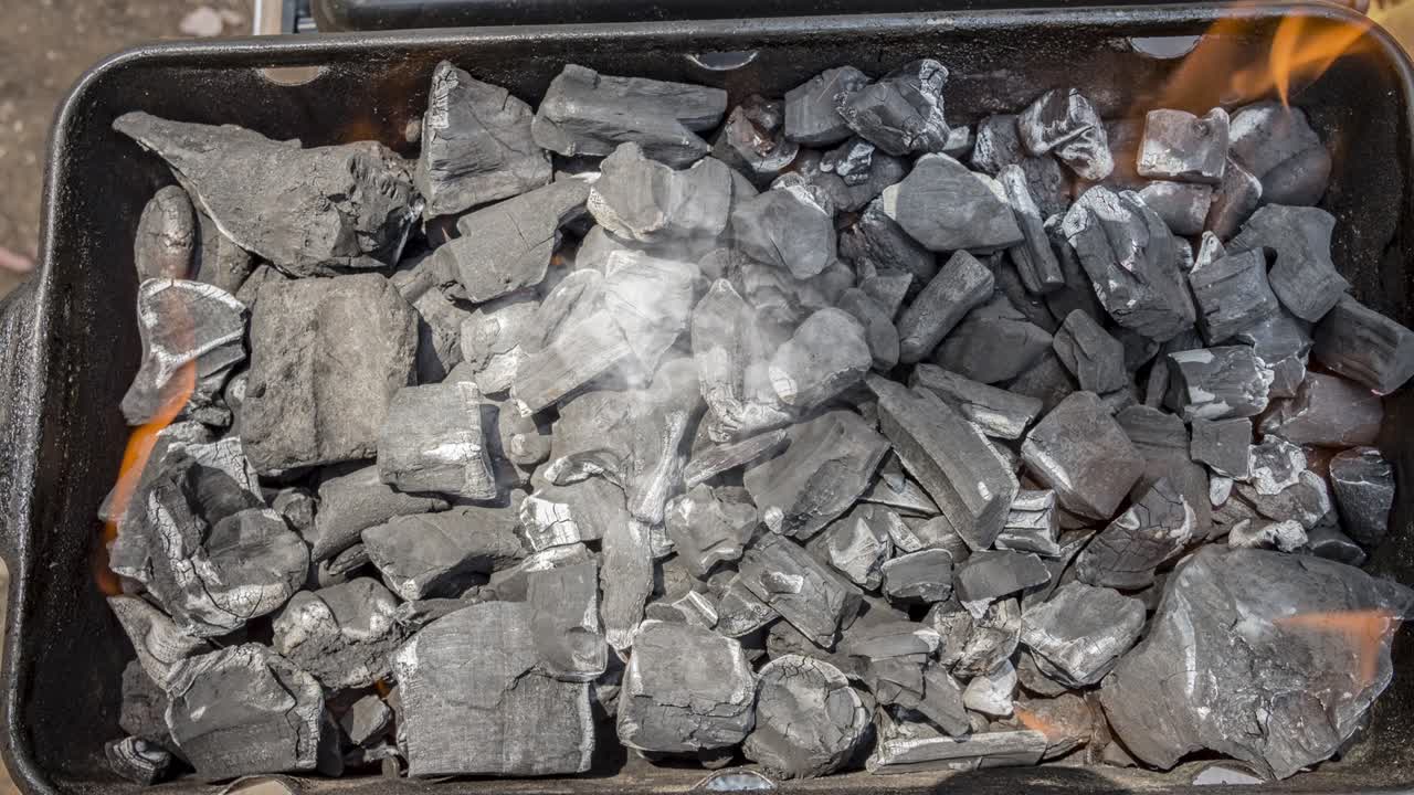 кинематограф дыма на сожженном углях на гриле