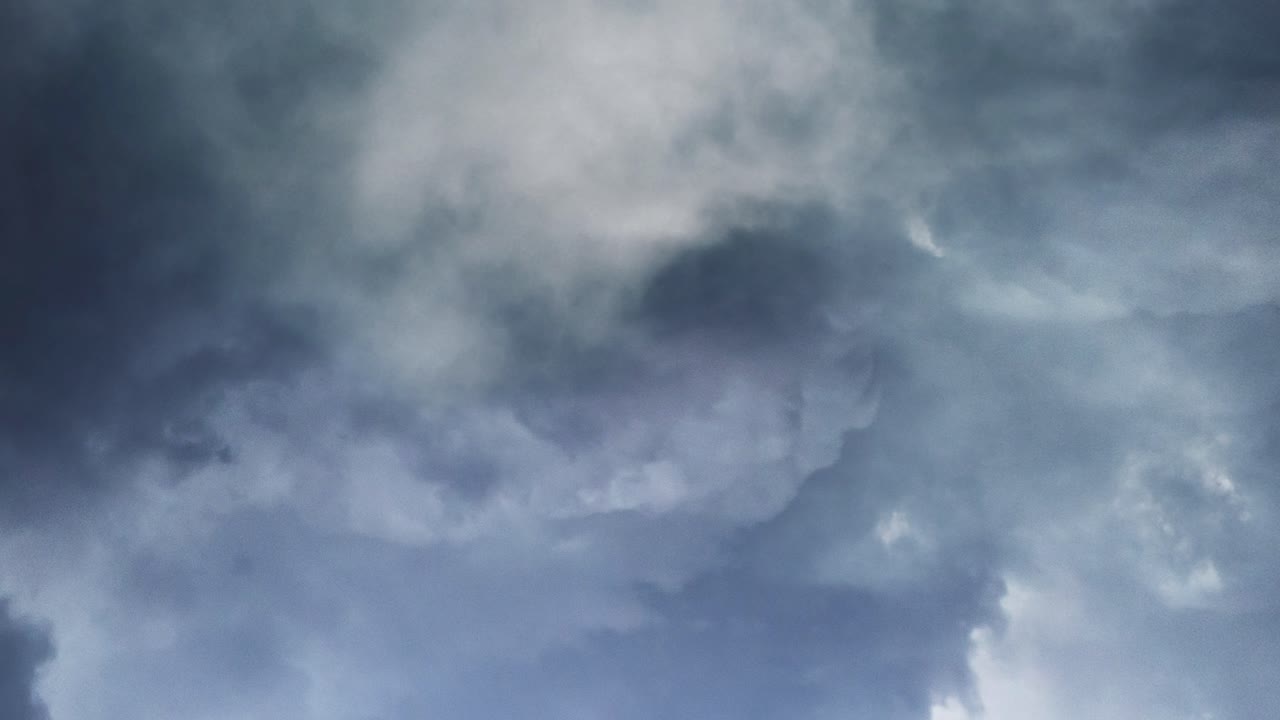 어두운 구름 4k에서 뇌우와 번개가 번쩍입니다.