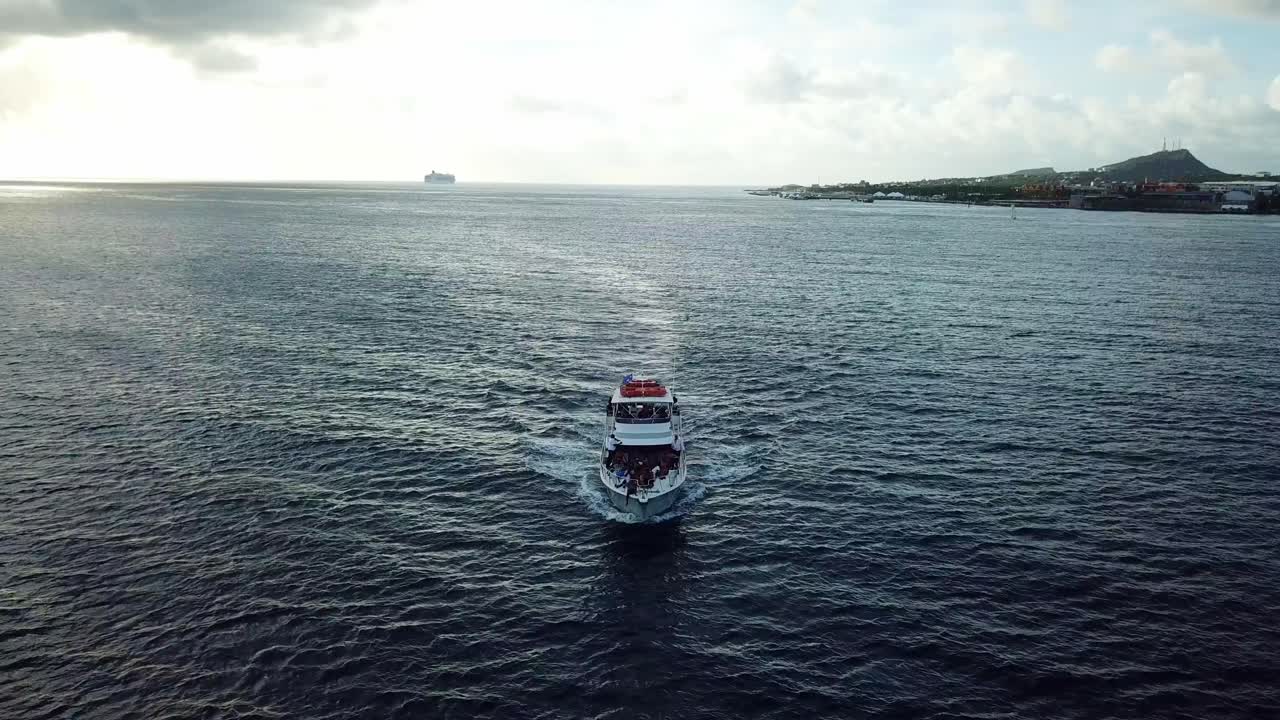 vista aérea panorámica de un grupo de personas negras en un yate turístico frente a la costa de curacao, una isla holandesa del caribe