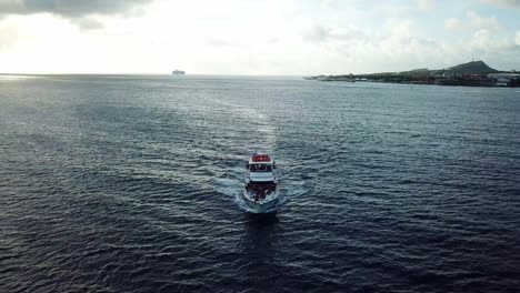 Vista-Aérea-Panorámica-De-Un-Grupo-De-Negros-En-Un-Yate-Turístico-Frente-A-La-Costa-De-Curazao,-Una-Isla-Del-Caribe-Holandés.