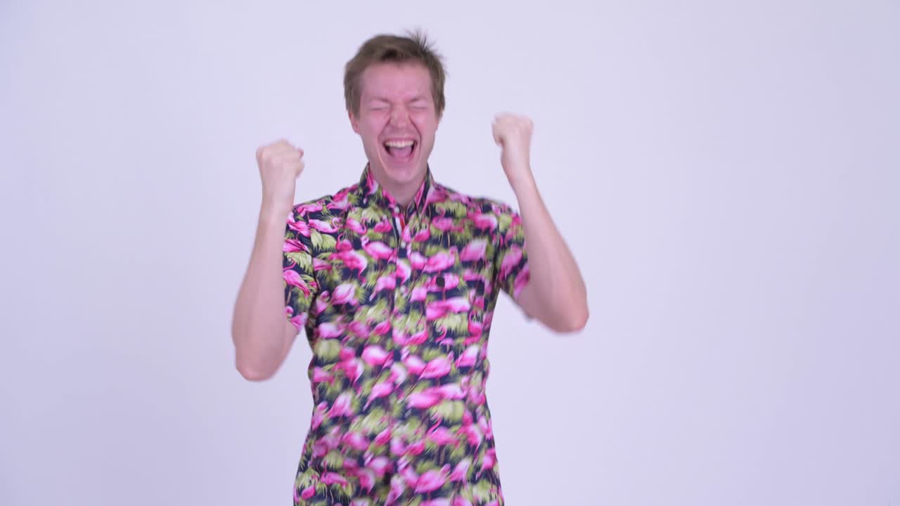 큰 배를 가진 젊은 관광객