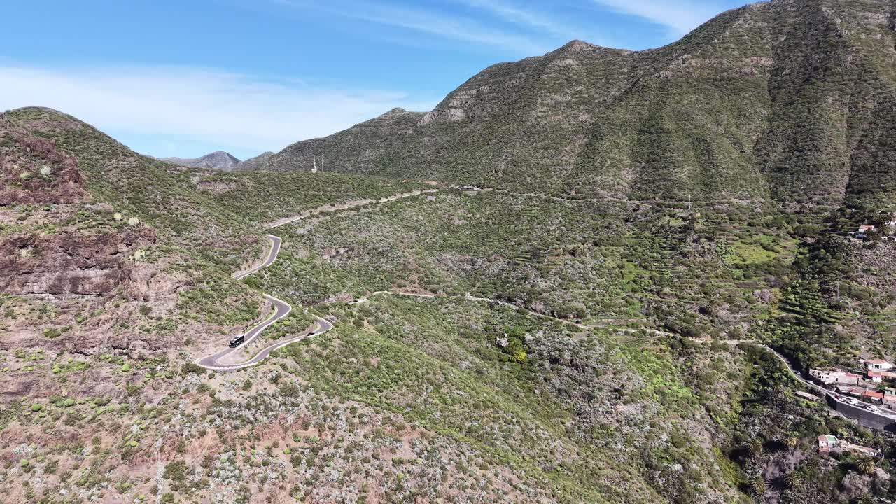 Strada di montagna tortuosa a Tenerife, Spagna, con stretti tornanti a gomito. Veduta aerea con drone.