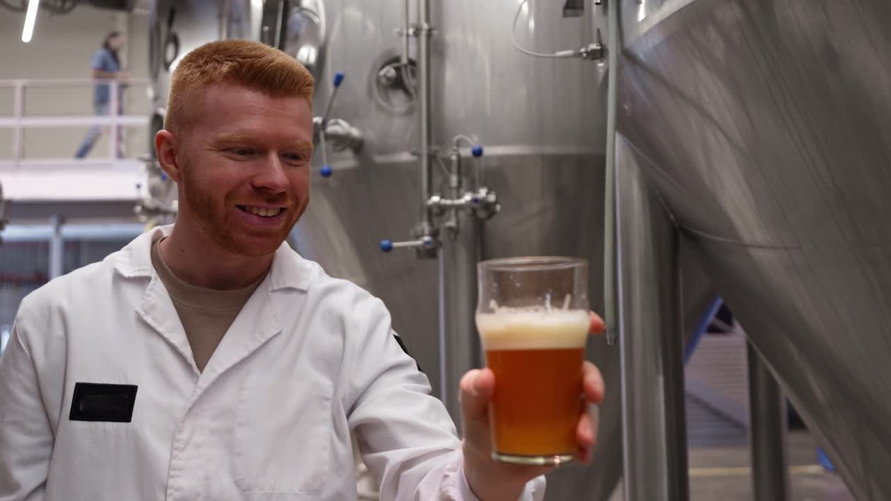 Ein Mann probiert Bier in einer Brauerei