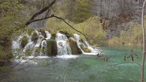 cascadas en el bosque y las montañas del parque nacional de plitvice, croacia