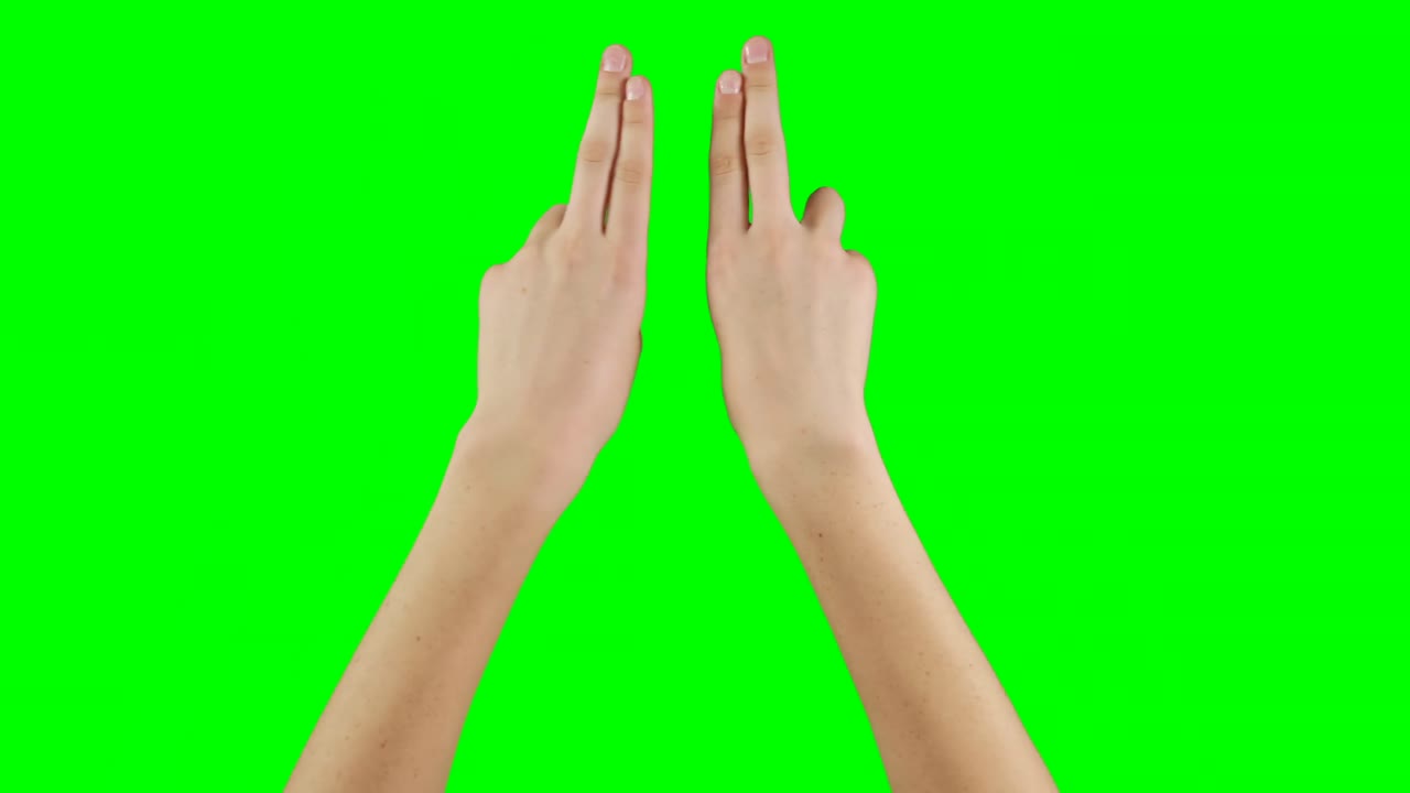 초록색 스크린 배경 에 손 의 제스처 를 하는 사람