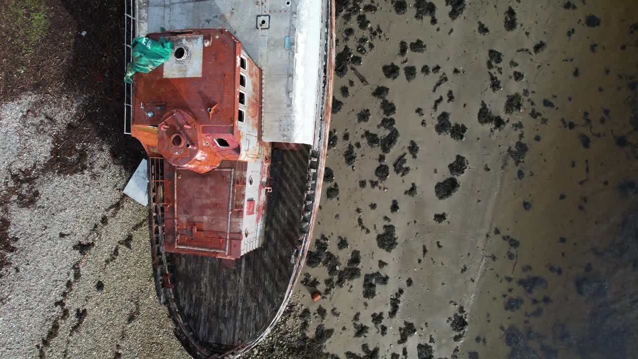 해변 에서 내려다보는 노란 배 잔해