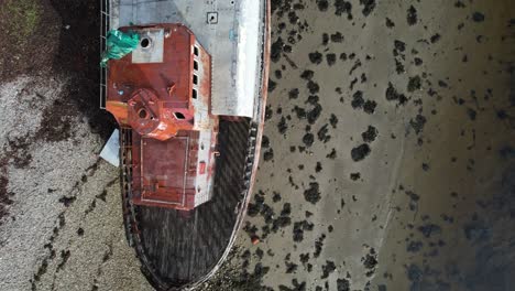 naufragio oxidado en la playa vista aérea mirando hacia abajo