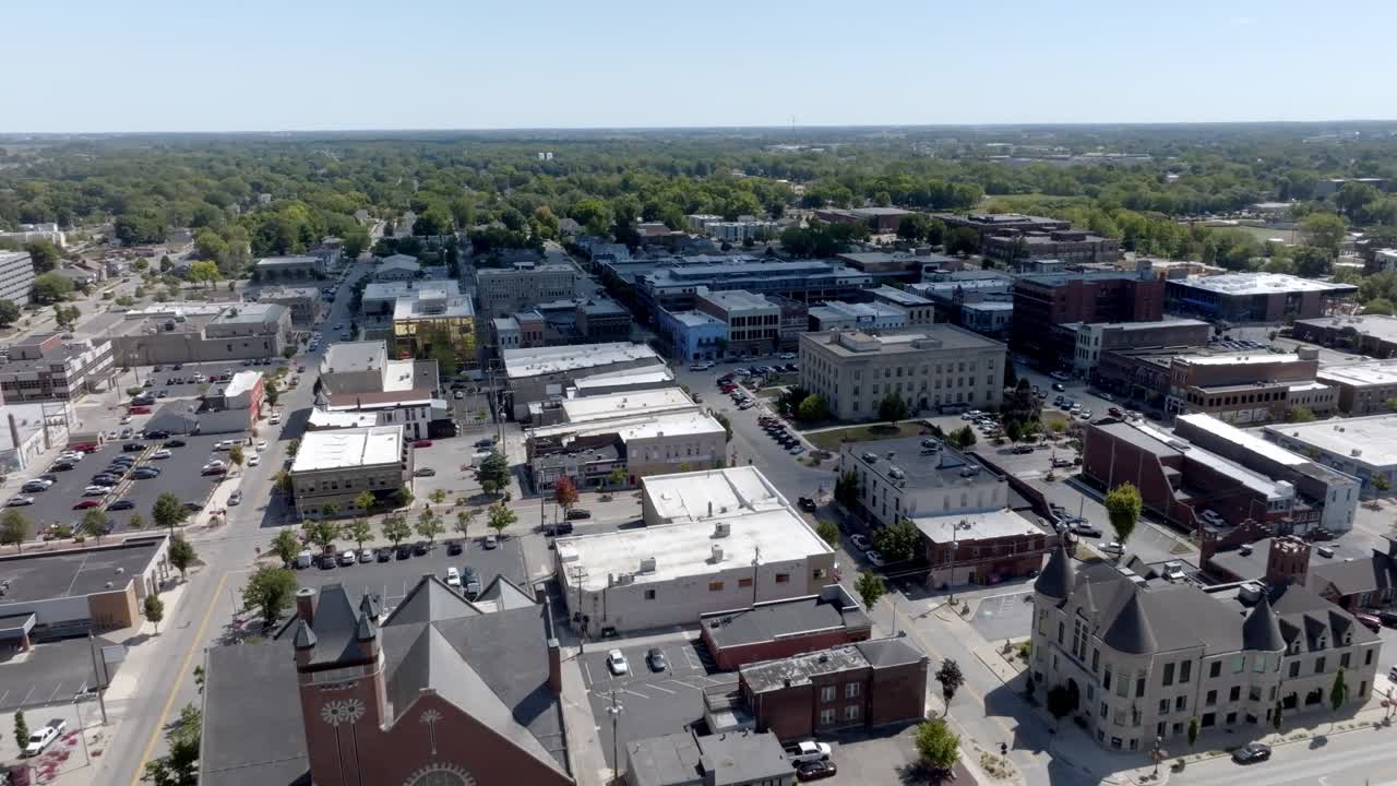 Centro di Kokomo, Indiana con video drone in movimento in un'ampia inquadratura.