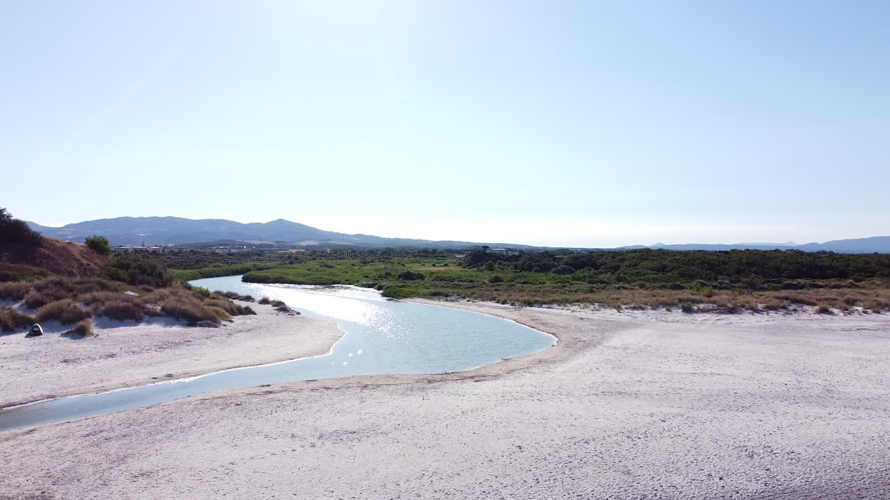 rosignano solvay, vista aérea de spiagge bianche revelando la industria en el fondo