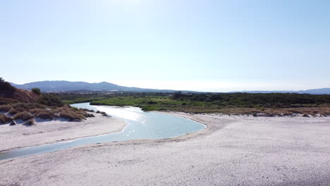 羅西尼亞諾索爾瓦伊 (rosignano solvay),從空中拍攝的斯皮亞格·比安奇 (spiagge bianche),背景是工業