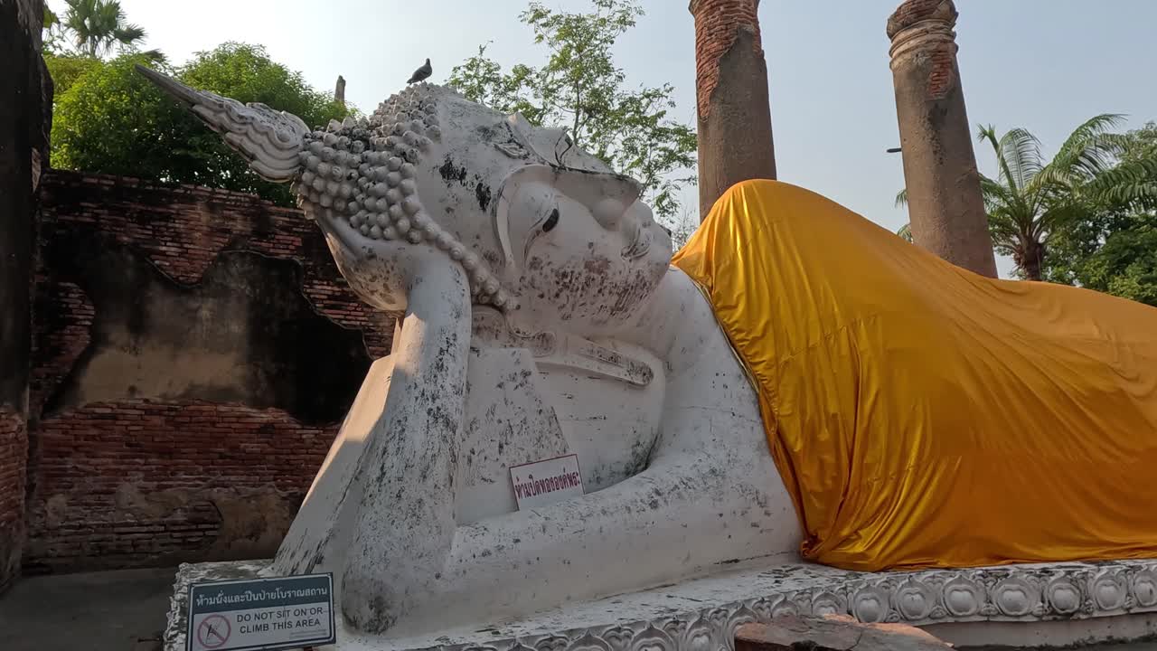 exploración de una estatua de buda drapeada en descomposición