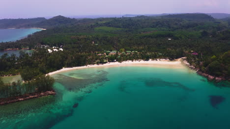 Paradiesische-Lagune-Am-Strand-Von-Koh-Kood-Mit-Bungalow-Resort-Und-Palmendschungel