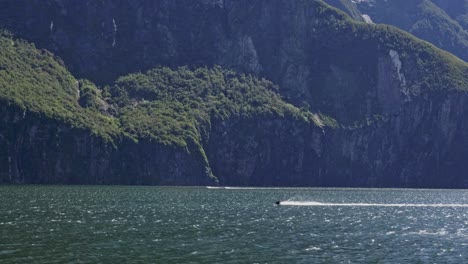 jet ski en milford sound en un día soleado en fiordland, nueva zelanda