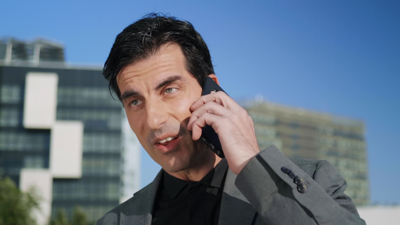 사업가 가 야외 에서 드폰 으로 이야기 하고 있다