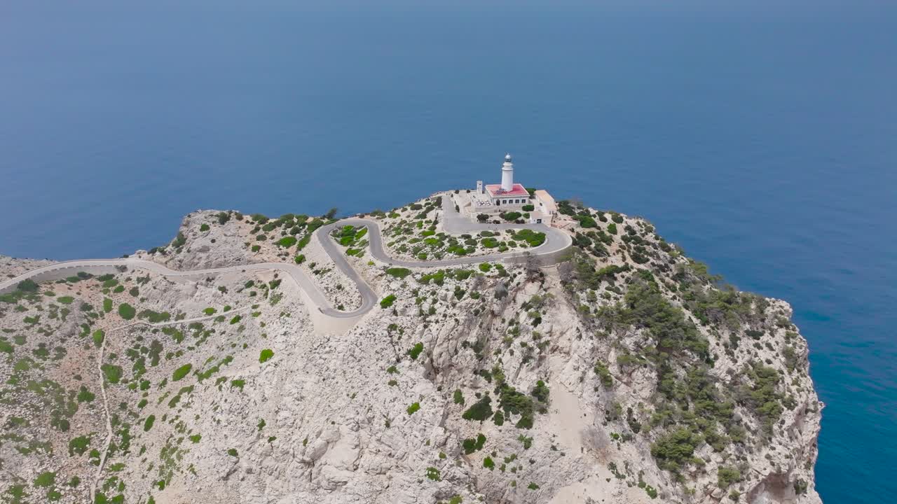 movimiento circular aéreo alrededor del faro de formentor en el borde del acantilado, mallorca